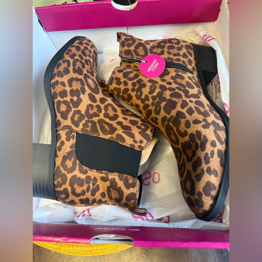 NWT Leopard Print Ankle Boots with heel size 7 / vintage brand new never worn